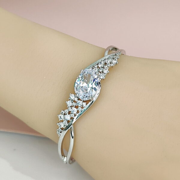 Copper Bangles Bracelets Twisted Daisy Crystals/Zirconia Good Quality No Change Color For Women Girls CC24110031