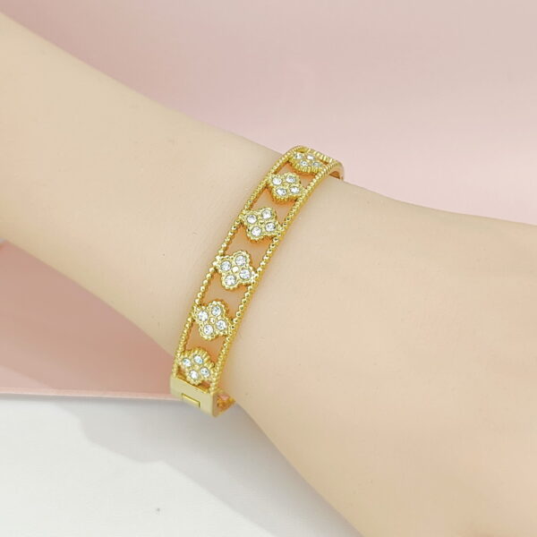 Stainless Steel Bangles Bracelets Crystals/Zirconia Hollow Out Kaleidoscope Clover Good Quality No Change Color For Women Girls CS24110032