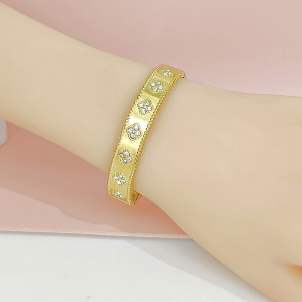 Stainless Steel Bangles Bracelets Crystals/Zirconia Kaleidoscope Clover Good Quality No Change Color For Women Girls CS24110033